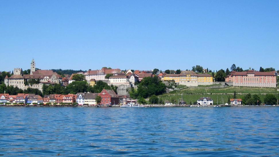 Blick vom Bodensee auf Schloss und Stadt Meersburg