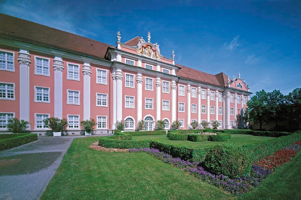 Seefassade und Schlossgarten des Neuen Schlosses Meersburg, Foto: Staatliche Schlösser und Gärten Baden-Württemberg, Arnim Weischer