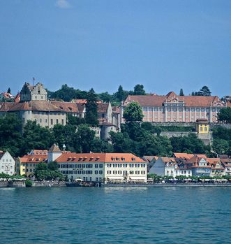 Meersburg mit Altem und Neuem Schloss vom Bodensee aus gesehen