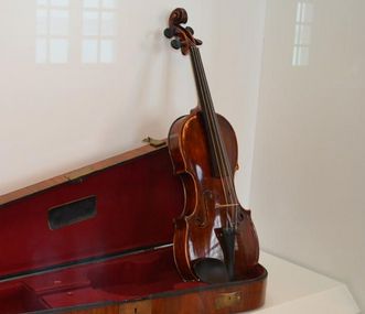 Violine mit Kasten, Ausstellungsstück, Neues Schloss Meersburg