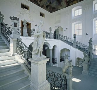 Treppenhaus im Neuen Schloss Meersburg mit reich verziertem Treppengeländer