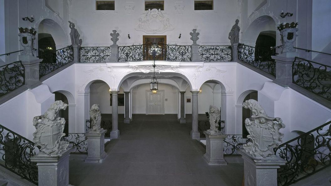 Treppenhaus im Neuen Schloss Meersburg mit Statuen und Deckenfresko