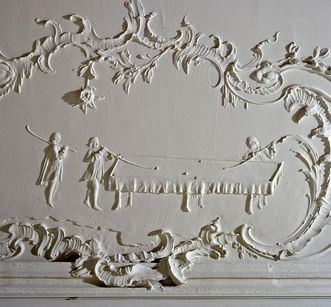 Stuckrelief, 18. Jahrhundert, Neues Schloss Meersburg: Billard spielende Adlige