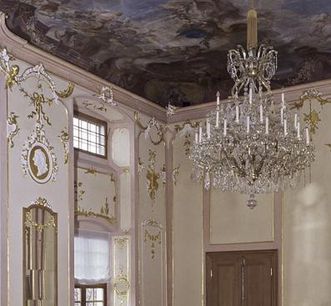 Spiegelsaal im Neuen Schloss Meersburg mit Kronleuchter und Deckengemälde
