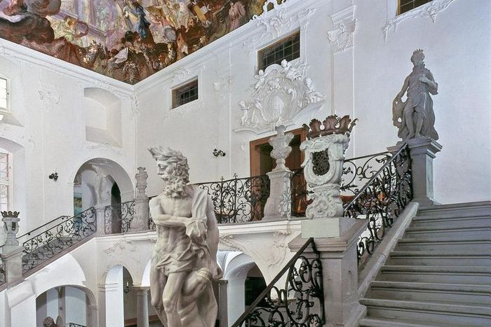 Escalier du nouveau château de Meersburg avec statues et fresque de plafond