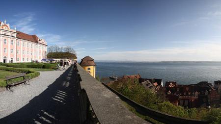 Panorama-Ansicht des Neuen Schlosses Meersburg mit Blick auf den Bodensee