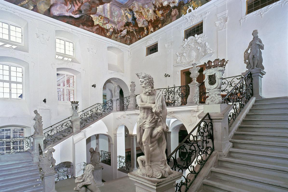 Treppenhaus im Neuen Schloss Meersburg mit Statuen und Deckenfresko