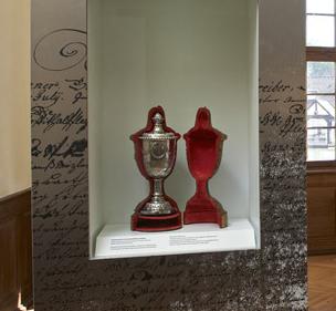 Vitrine mit Kelch aus dem 18. Jahrhundert, Neues Schloss Meersburg, Foto: Staatliche Schlösser und Gärten Baden-Württemberg, Arnim Weischer