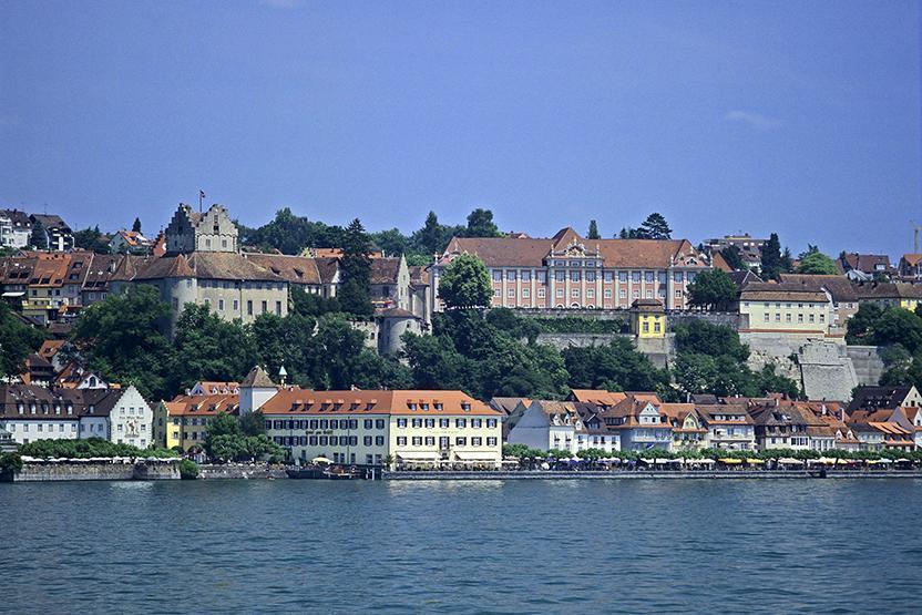 Blick vom See zur Meersburg und dem Neuen Schloss