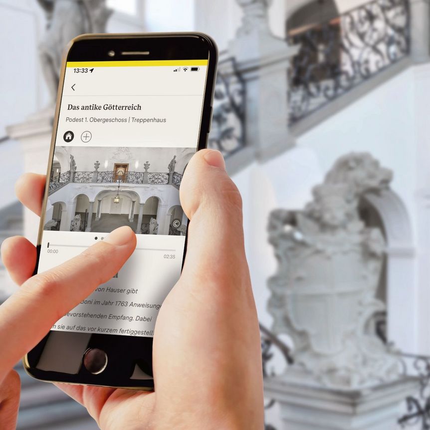 Smartphone mit Station vor dem Treppenhaus im Neuen Schloss Meersburg