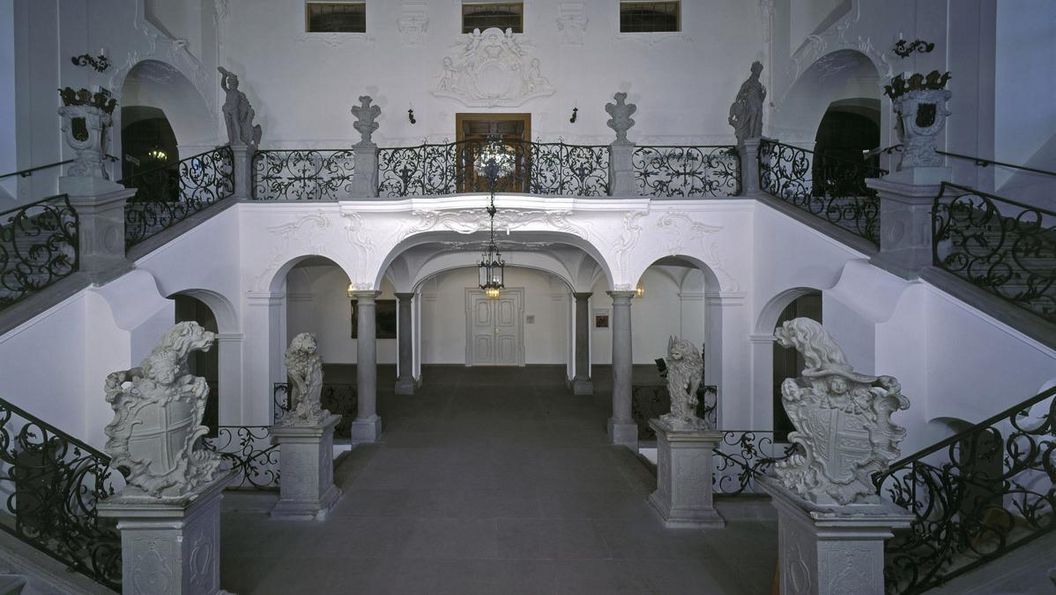 Escalier du nouveau château de Meersburg avec statues et fresque de plafond 