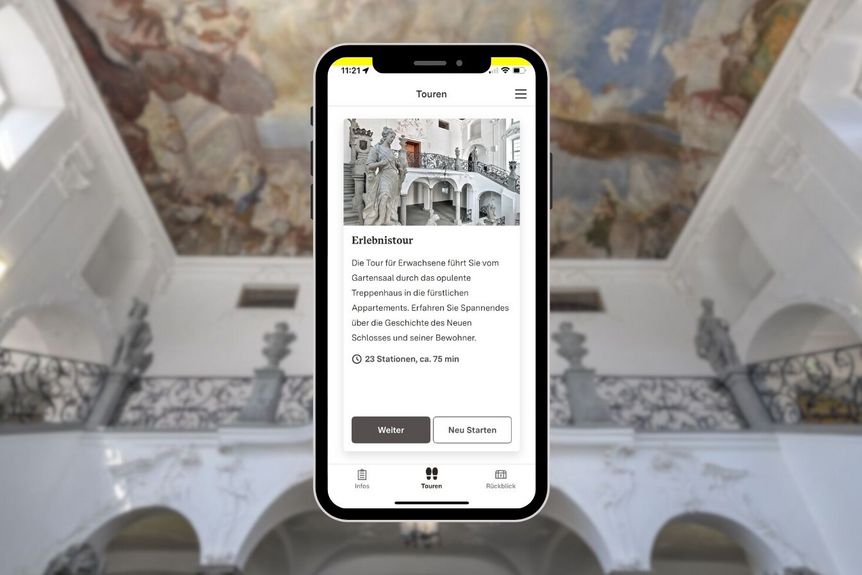 Smartphone mit Tourstation vor dem Treppenhaus im Neuen Schloss Meersburg