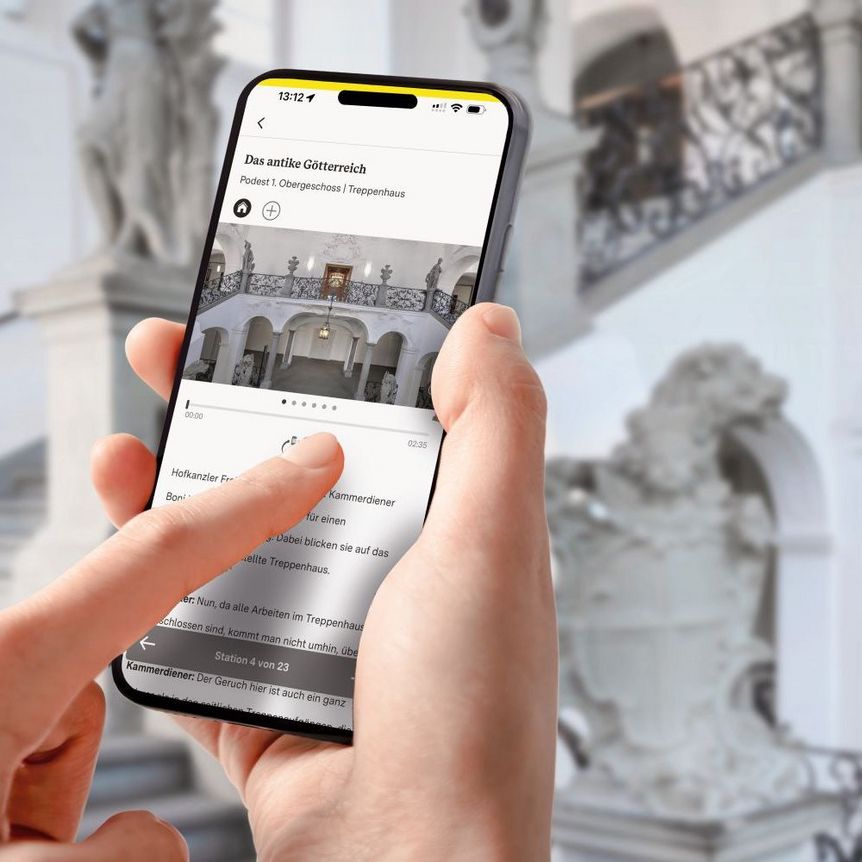 Smartphone mit Station vor dem Treppenhaus im Neuen Schloss Meersburg
