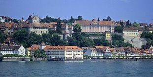 Blick vom See zur Meersburg und dem Neuen Schloss