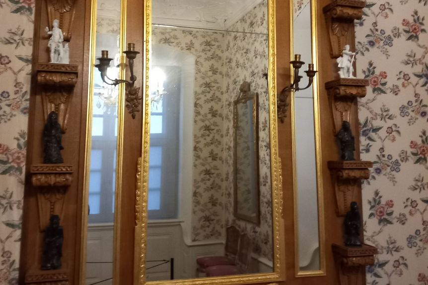 Neues Schloss Meersburg, innen, Porzellankabinett, Spiegel mit Figuren