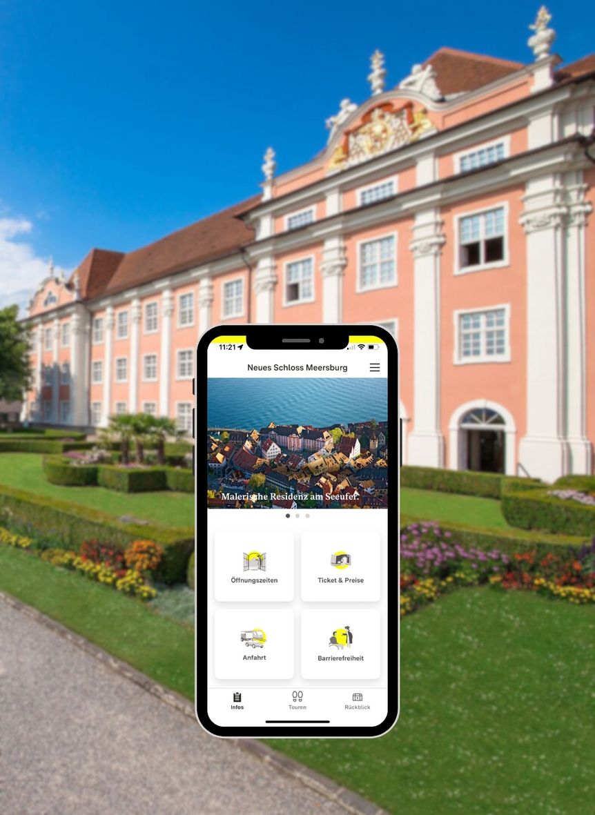 Neues Schloss Meersburg, Smartphone mit Tourstation vor Außenansicht