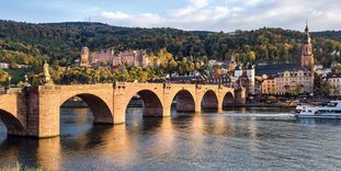 Blick auf Schloss Heidelberg mit der Alten Brücke im Vordergrund