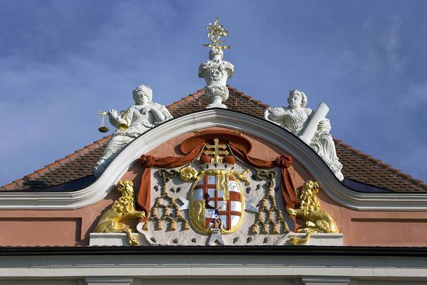 Neues Schloss Meersburg, Wappen am Schlossgiebel