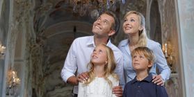 Familie bei Schlossbesichtigung