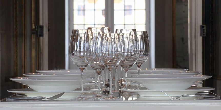 Festlich gedeckte Tafel im Schloss