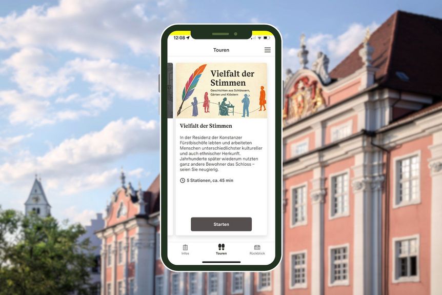 Smartphone mit Vielfalt-Tour vor dem Neuen Schloss Meersburg