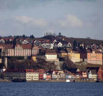 Blick vom Bodensee auf Meersburg und das Schloss