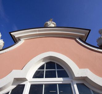 Detail eines spätbarocken Giebels mit Fenster, Neues Schloss Meersburg, Foto: Staatliche Schlösser und Gärten Baden-Württemberg, Achim Mende