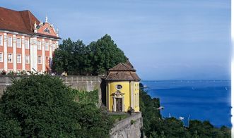 Gartenfassade (Seeseite), unteres Gartenparterre und Pavillon des Neuen Schlosses Meersburg, Foto: Staatliche Schlösser und Gärten Baden-Württemberg, Arnim Weischer