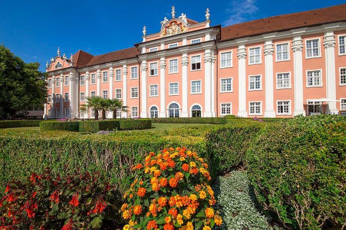Neues Schloss Meersburg, Blick in den Garten mit Schloss