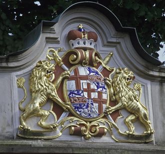 Wappen des Bischofs Johann Franz Schenk von Stauffenbergan der Treppe zum Schlossgarten, Neues Schloss Meersburg